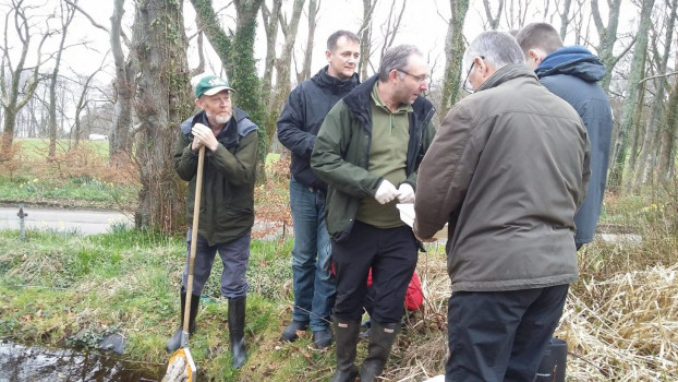 Mark discussing amphibian ID ©SWSEIC